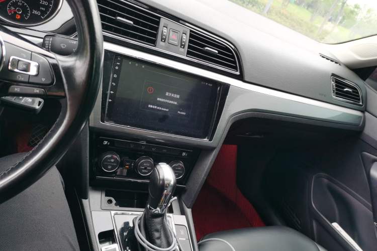 Used Volkswagen Lamando 2015 280TSI DSG Comfort Edition Audio And AC Panel