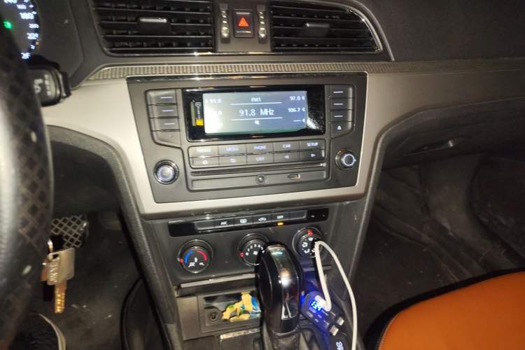 Used Volkswagen Lamando 2015 230TSI DSG Fashion Edition Audio And AC Panel