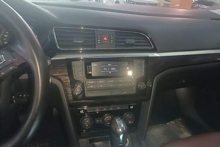 Used Volkswagen Lamando 2015 280TSI DSG Comfort Edition Audio And AC Panel