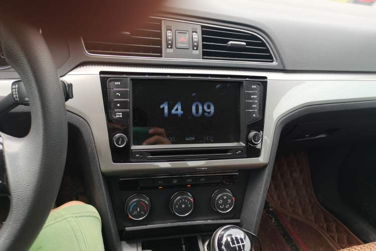 Used Volkswagen Lamando 2015 230TSI Manual Trend Edition Audio And AC Panel