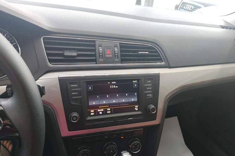 Used Volkswagen Lamando 2015 230TSI DSG Fashion Edition Audio And AC Panel