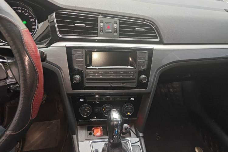 Used Volkswagen Lamando 2015 280TSI DSG Comfort Edition Audio And AC Panel