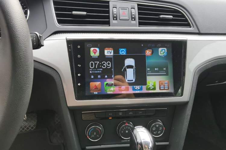 Used Volkswagen Lamando 2015 230TSI DSG Fashion Edition Audio And AC Panel