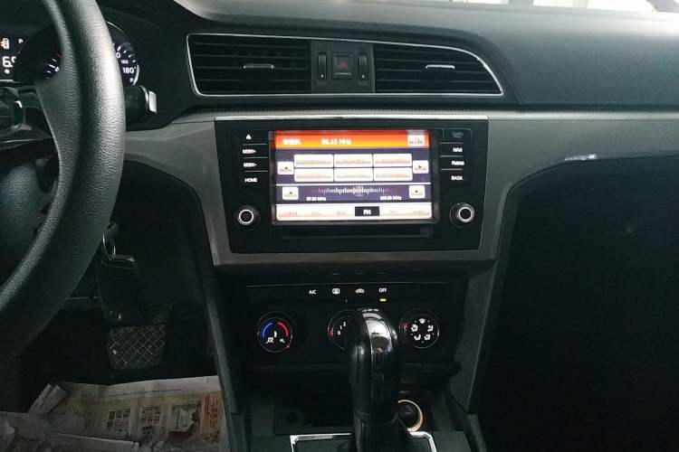 Used Volkswagen Lamando 2015 230TSI DSG Fashion Edition Audio And AC Panel