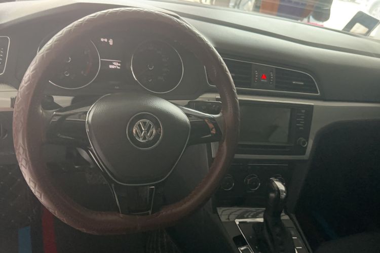 Used Volkswagen Lamando 2015 230TSI DSG Fashion Edition Audio And AC Panel
