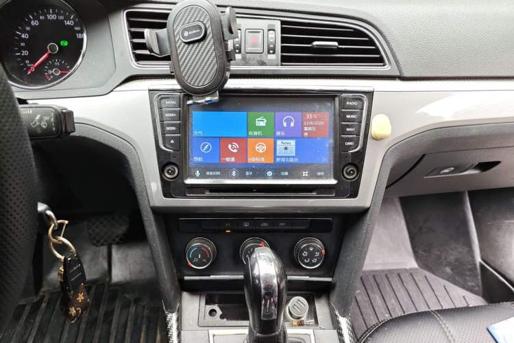 Used Volkswagen Lamando 2015 230TSI DSG Fashion Edition Audio And AC Panel
