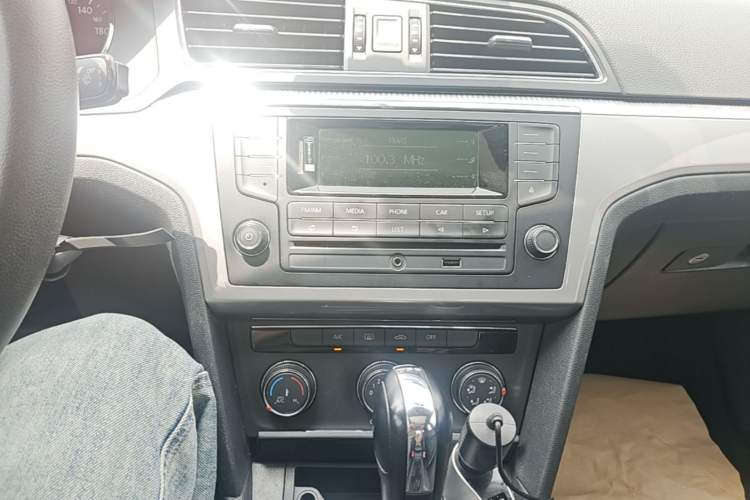 Used Volkswagen Lamando 2015 230TSI DSG Fashion Edition Audio And AC Panel