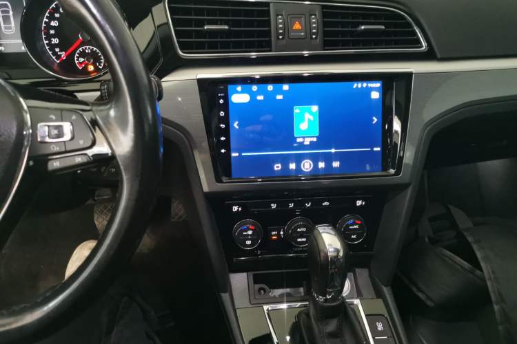 Used Volkswagen Lamando 2015 280TSI DSG Comfort Edition Audio And AC Panel