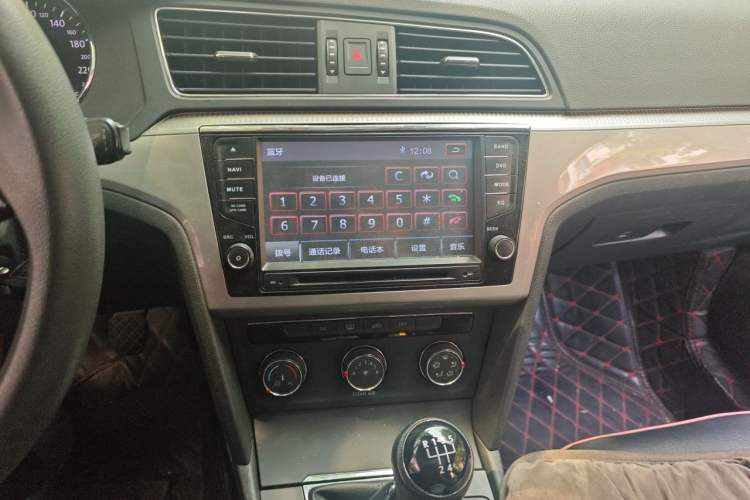Used Volkswagen Lamando 2015 230TSI Manual Trend Edition Audio And AC Panel