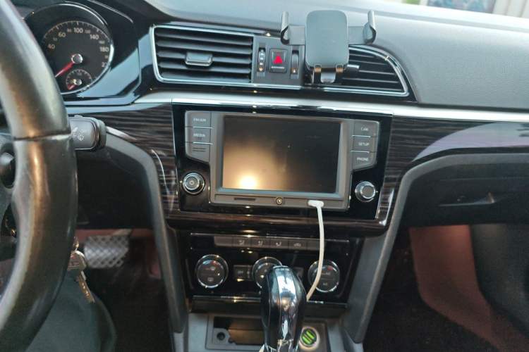 Used Volkswagen Lamando 2015 280TSI DSG Comfort Edition Audio And AC Panel