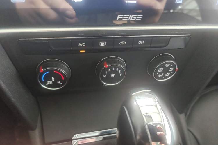 Used Volkswagen Lamando 2015 230TSI DSG Fashion Edition Audio And AC Panel