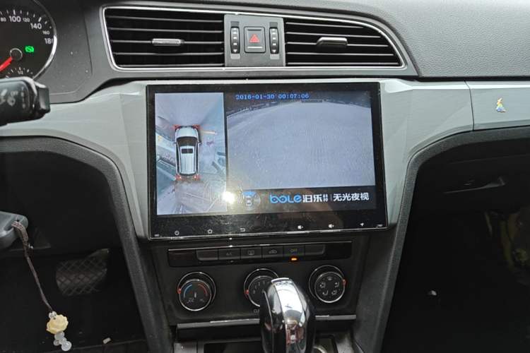 Used Volkswagen Lamando 2015 230TSI DSG Fashion Edition Audio And AC Panel