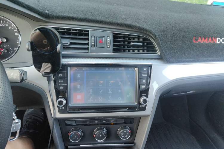 Used Volkswagen Lamando 2015 230TSI Manual Trend Edition Audio And AC Panel