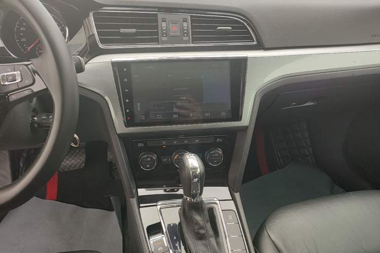Used Volkswagen Lamando 2015 280TSI DSG Comfort Edition Audio And AC Panel