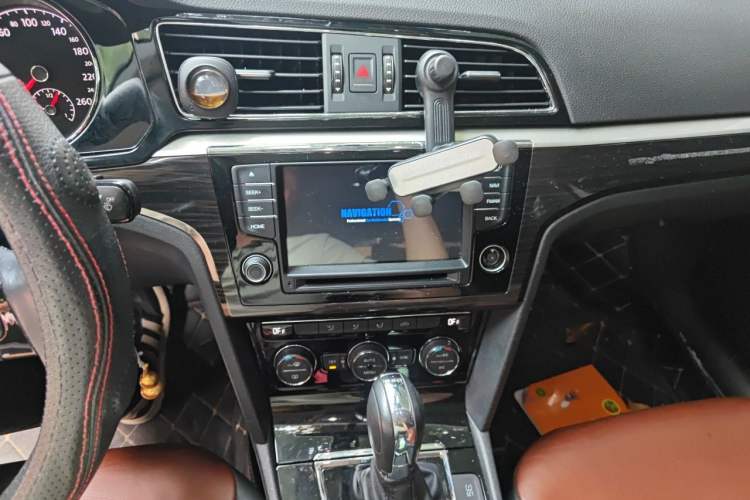 Used Volkswagen Lamando 2015 330TSI DSG Comfort Edition Audio And AC Panel
