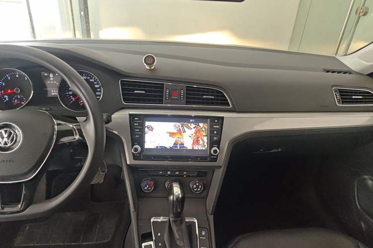 Used Volkswagen Lamando 2015 230TSI DSG Fashion Edition Audio And AC Panel
