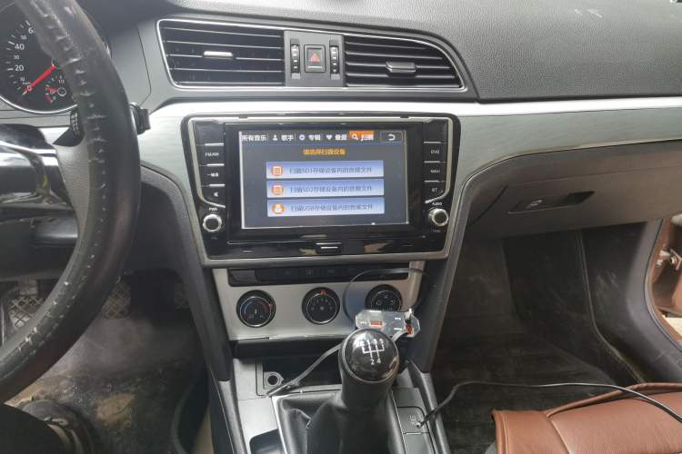 Used Volkswagen Lamando 2015 230TSI Manual Trend Edition Audio And AC Panel