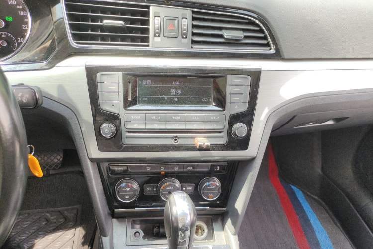 Used Volkswagen Lamando 2015 280TSI DSG Comfort Edition Audio And AC Panel