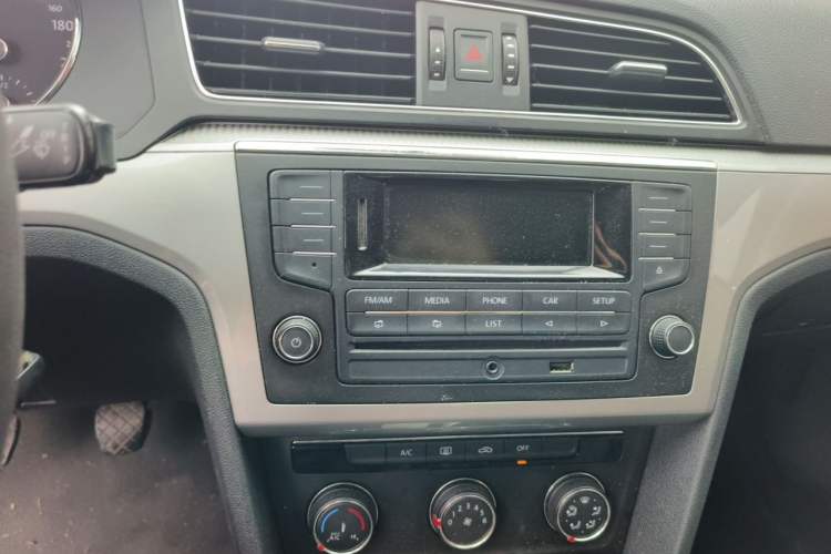 Used Volkswagen Lamando 2015 230TSI Manual Trend Edition Audio And AC Panel