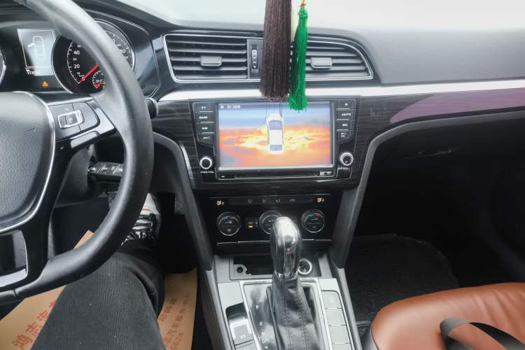 Used Volkswagen Lamando 2015 330TSI DSG Comfort Edition Audio And AC Panel