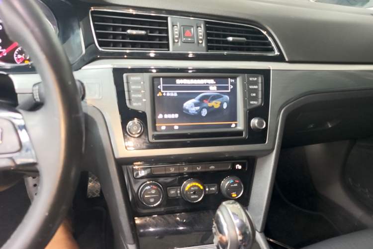 Used Volkswagen Lamando 2015 330TSI DSG Comfort Edition Audio And AC Panel