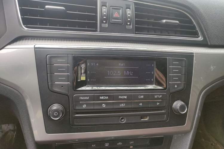 Used Volkswagen Lamando 2015 230TSI DSG Fashion Edition Audio And AC Panel