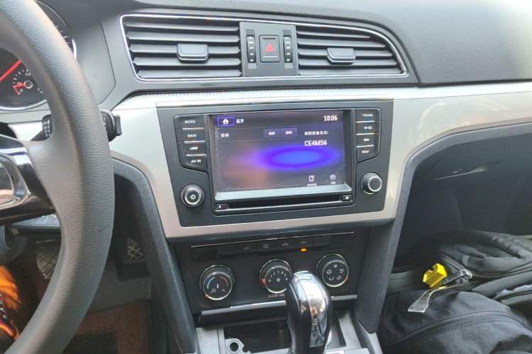 Used Volkswagen Lamando 2015 230TSI DSG Fashion Edition Audio And AC Panel