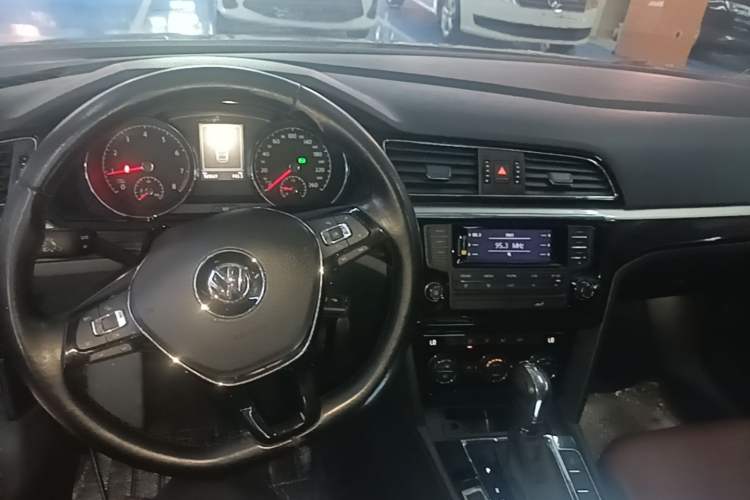 Used Volkswagen Lamando 2015 280TSI DSG Comfort Edition Center Console