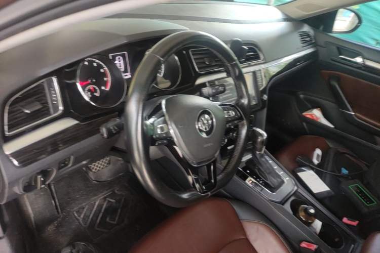 Used Volkswagen Lamando 2015 330TSI DSG Comfort Edition Center Console