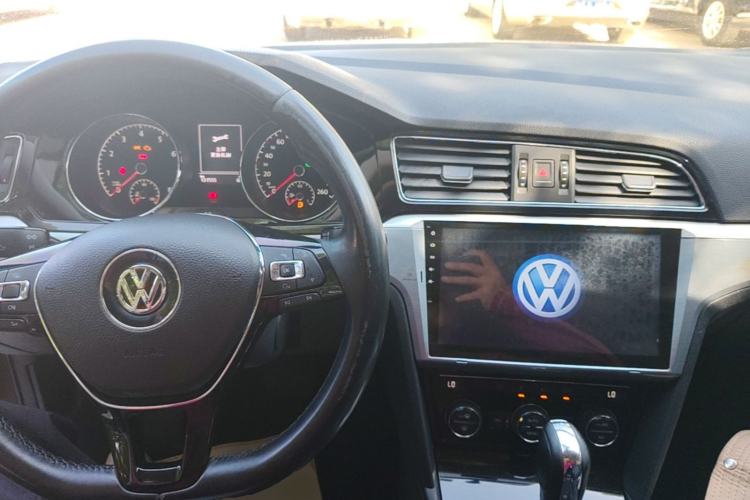 Used Volkswagen Lamando 2015 330TSI DSG Comfort Edition Center Console