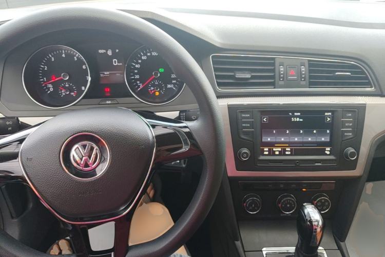 Used Volkswagen Lamando 2015 230TSI DSG Fashion Edition Center Console