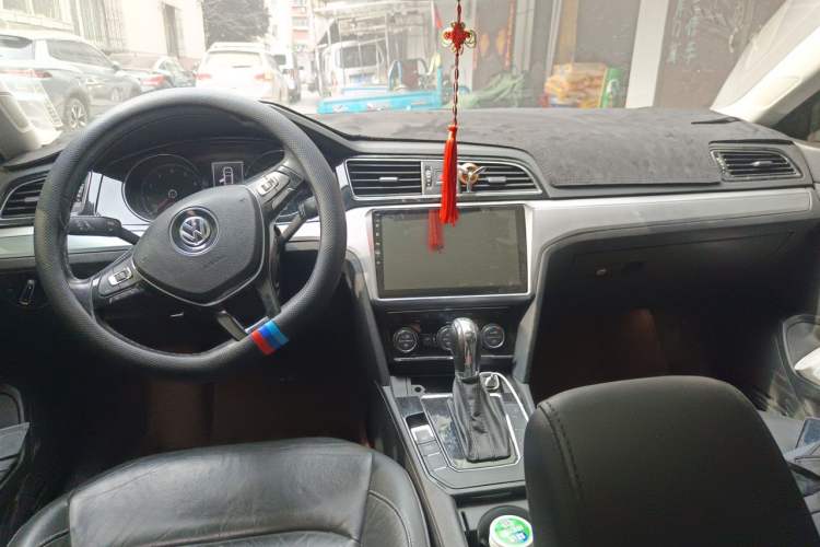 Used Volkswagen Lamando 2015 330TSI DSG Comfort Edition Center Console