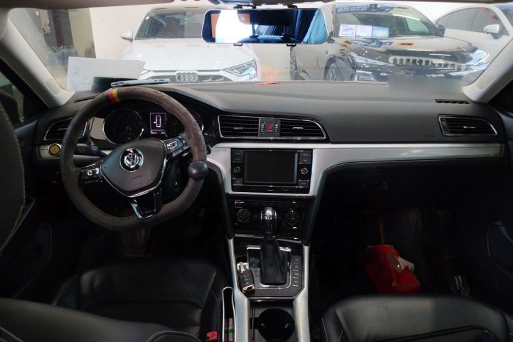 Used Volkswagen Lamando 2015 280TSI DSG Comfort Edition Center Console