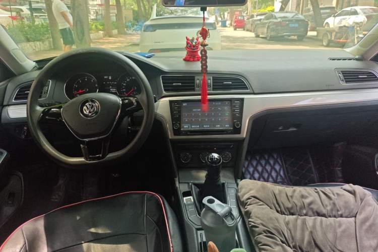 Used Volkswagen Lamando 2015 230TSI Manual Trend Edition Center Console