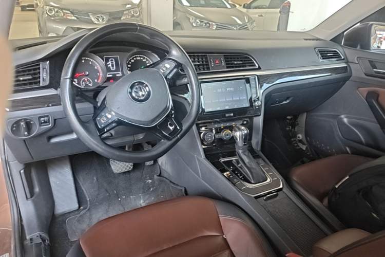 Used Volkswagen Lamando 2015 280TSI DSG Comfort Edition Center Console