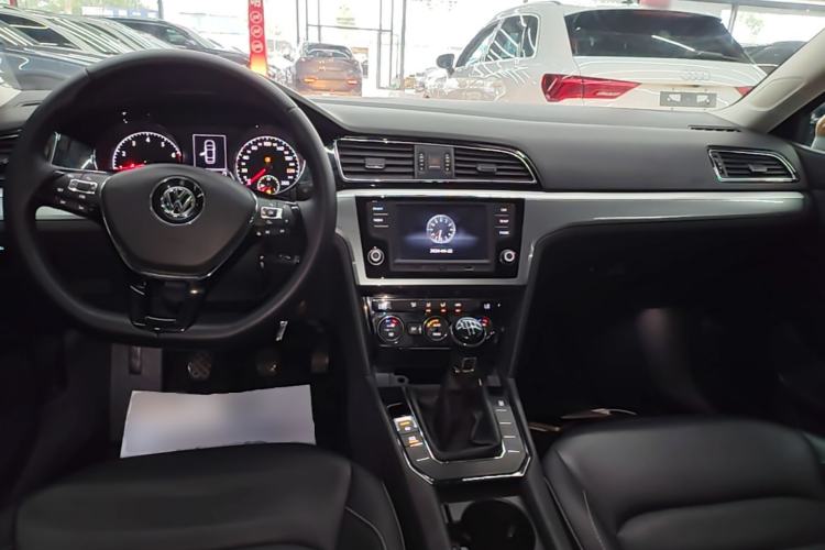 Used Volkswagen Lamando 2015 280TSI Manual Comfort Edition Center Console