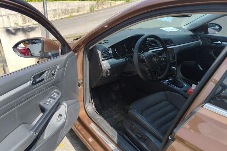 Used Volkswagen Lamando 2015 280TSI DSG Luxury Edition Driver Seat