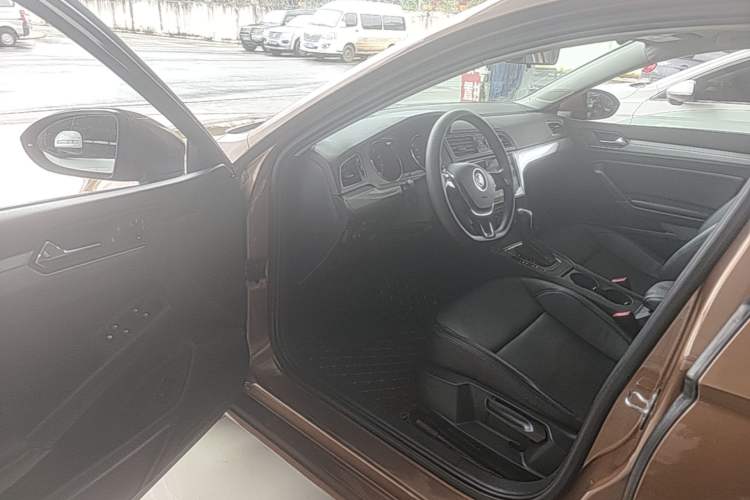Used Volkswagen Lamando 2015 230TSI DSG Fashion Edition Driver Seat