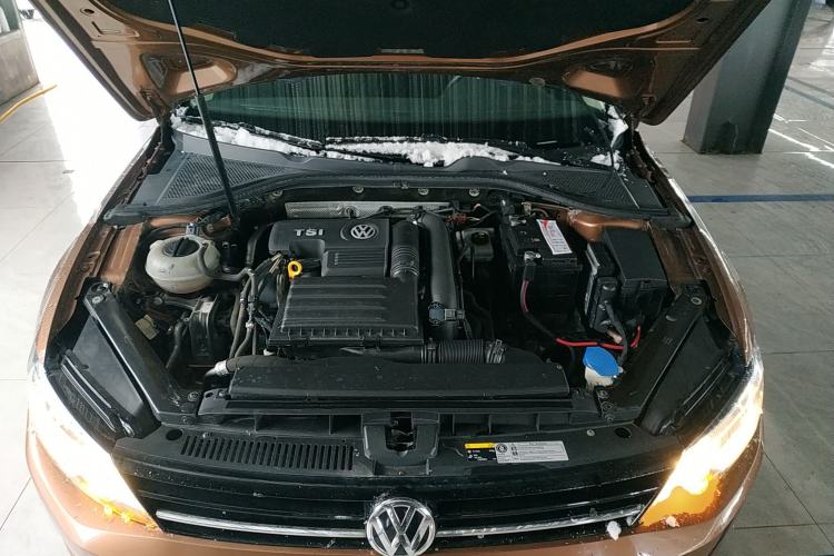 Used Volkswagen Lamando 2015 230TSI DSG Fashion Edition Engine Bay
