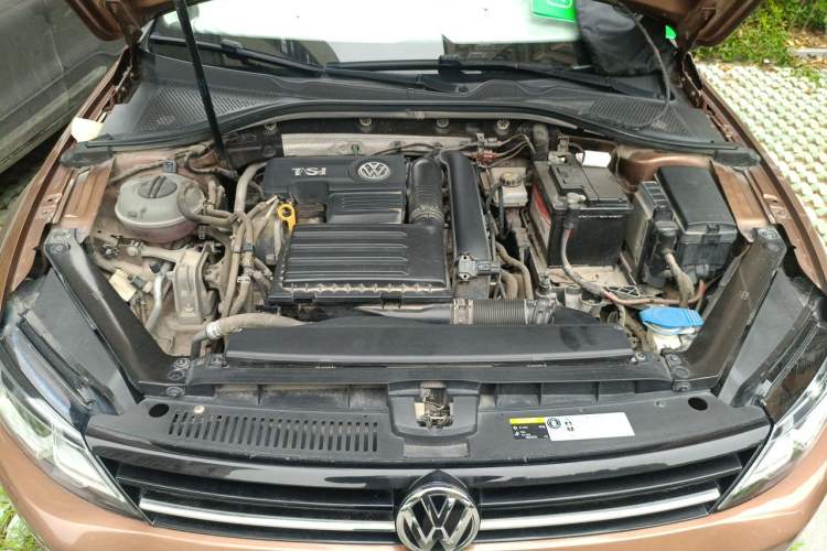 Used Volkswagen Lamando 2015 230TSI DSG Fashion Edition Engine Bay