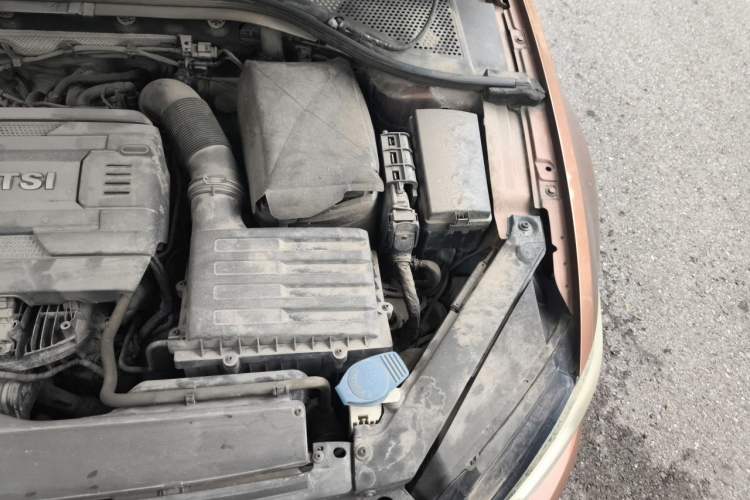 Used Volkswagen Lamando 2015 330TSI DSG Comfort Edition Engine Bay Left