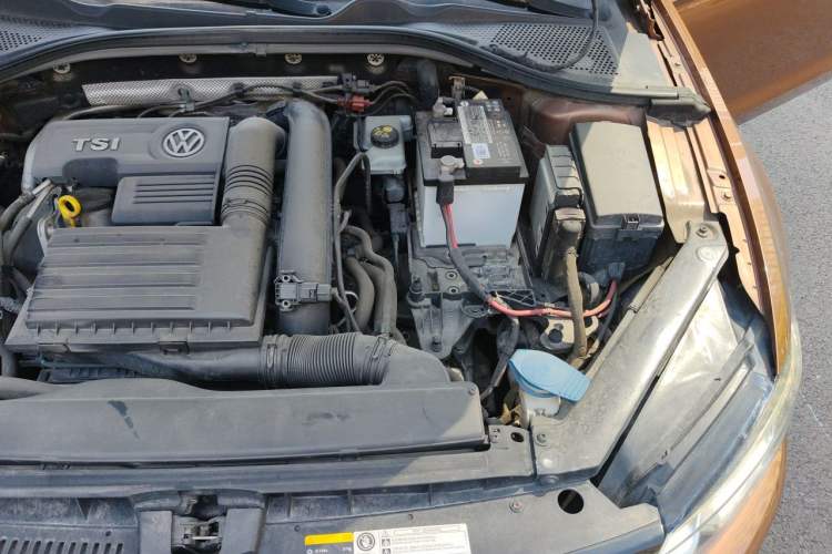 Used Volkswagen Lamando 2015 280TSI DSG Comfort Edition Engine Bay Left