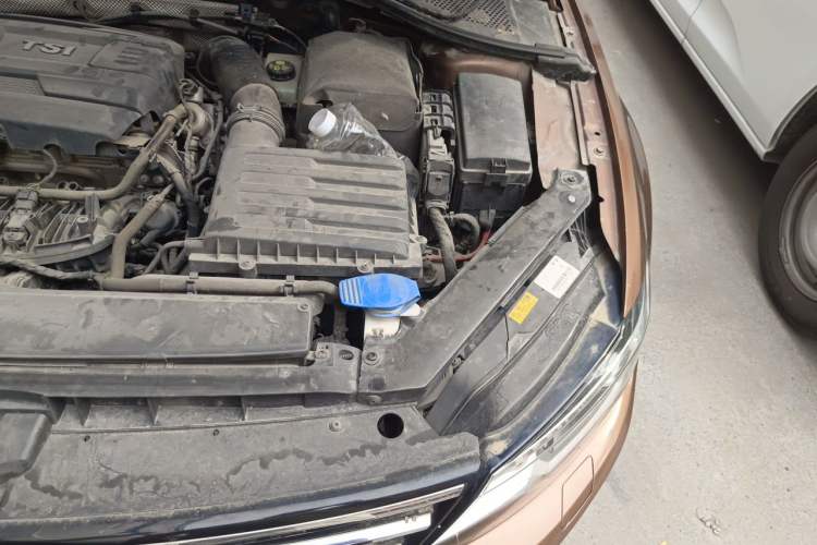 Used Volkswagen Lamando 2015 330TSI DSG Comfort Edition Engine Bay Left
