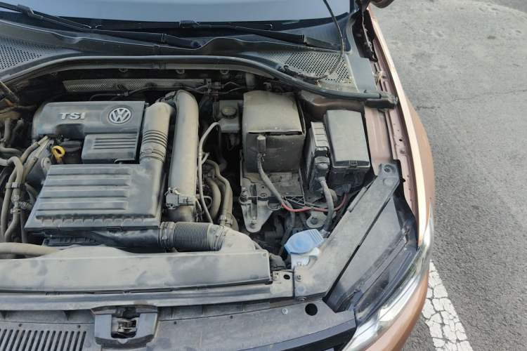 Used Volkswagen Lamando 2015 230TSI Manual Trend Edition Engine Bay Left