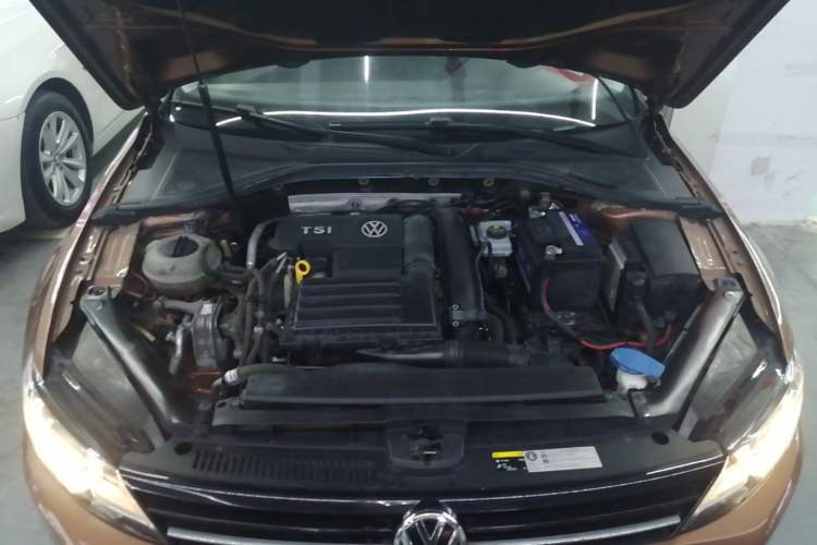 Used Volkswagen Lamando 2015 230TSI DSG Fashion Edition Engine Bay