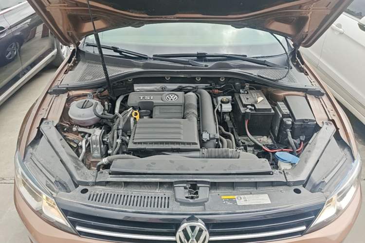 Used Volkswagen Lamando 2015 230TSI DSG Fashion Edition Engine Bay