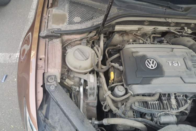 Used Volkswagen Lamando 2015 330TSI DSG Comfort Edition Engine Bay Right
