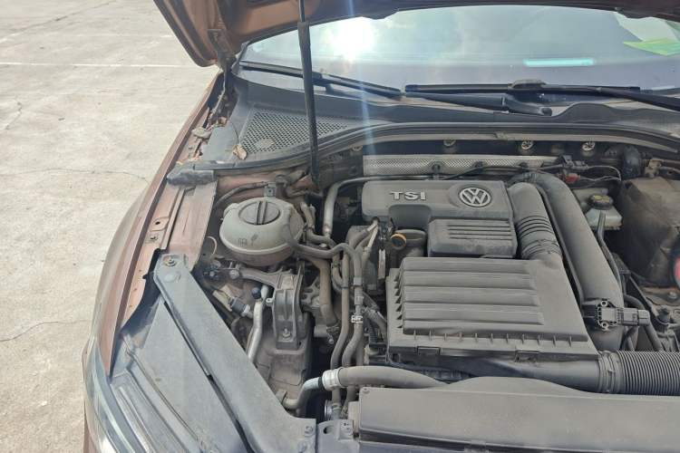Used Volkswagen Lamando 2015 230TSI DSG Fashion Edition Engine Bay Right