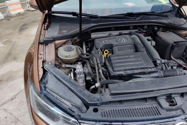 Used Volkswagen Lamando 2015 280TSI DSG Comfort Edition Engine Bay Right