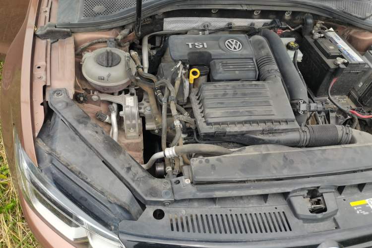 Used Volkswagen Lamando 2015 230TSI Manual Trend Edition Engine Bay Right